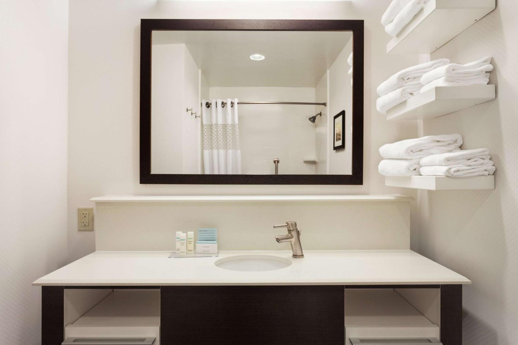 Hampton Inn Burlington - Colchester Екстер'єр фото