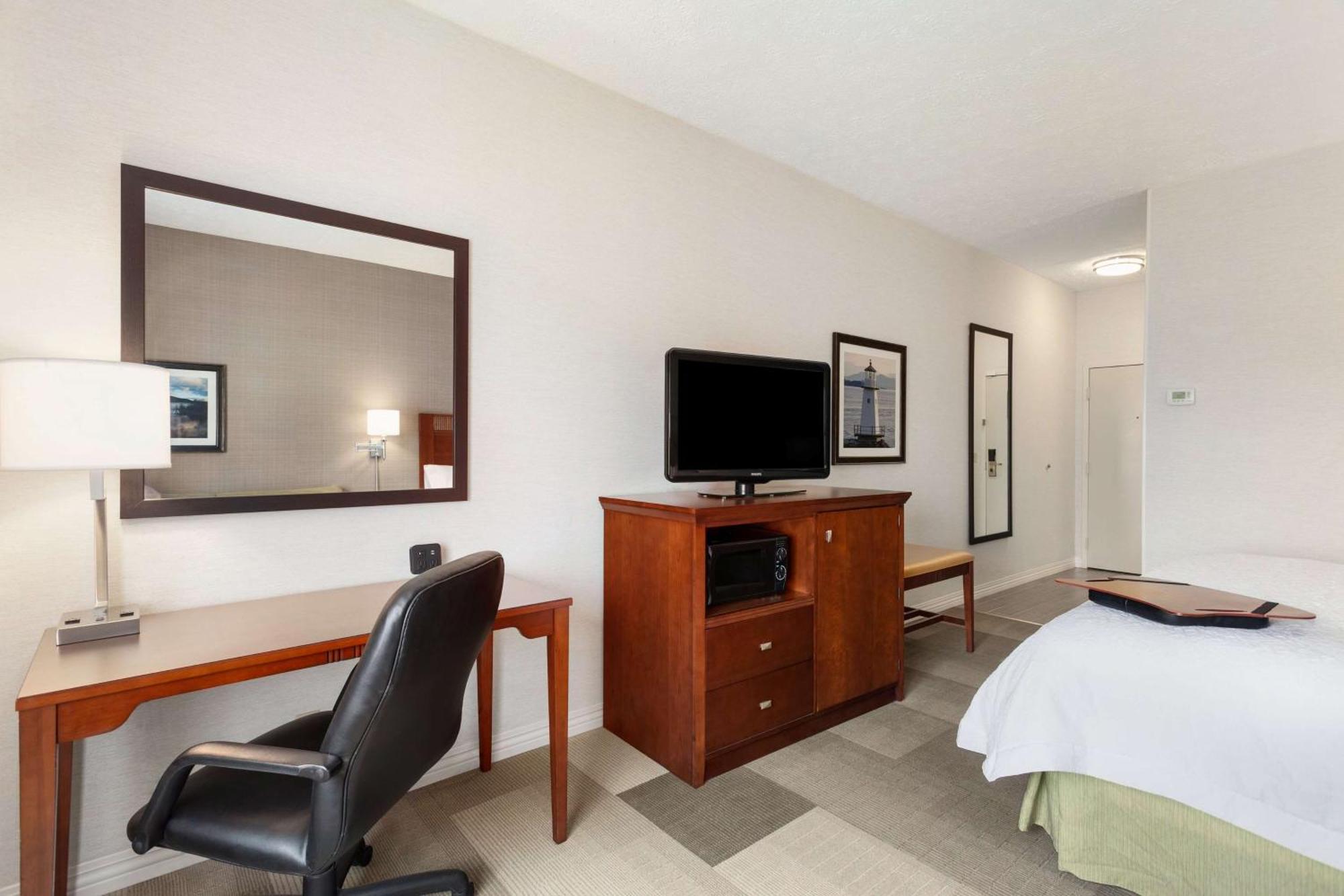 Hampton Inn Burlington - Colchester Екстер'єр фото